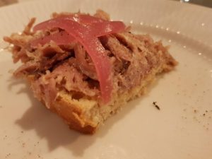 Anderilette med ristet brød og syltede rødløg