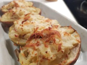 Gratinerede bagte kartofler med fyld