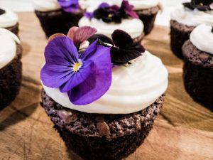 Chokolademuffins med hvid chokolade ganache og blomster