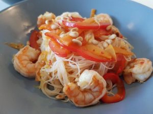 Nudler med store rejer og grøntsager