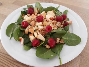 Salat med hindbær, æble og valnødder