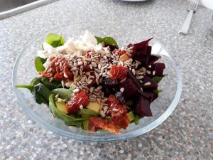 Salat med feta og syltede rødbeder