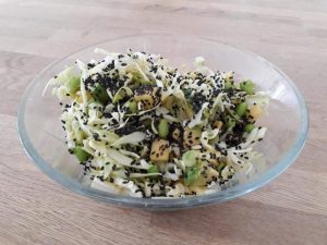 Salat med edamamebønner, spidskål og mango