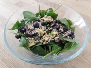 Salat med avocado og blåbær