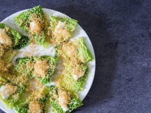 Hjertesalat, syrnet fløde og karamel sten