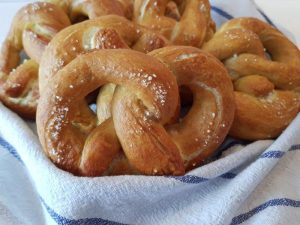 Perfekte Brezel til fodboldkampen: Se opskriften her