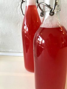 Sæsonen er snart forbi: Lav rabarbersirup mens du stadig kan