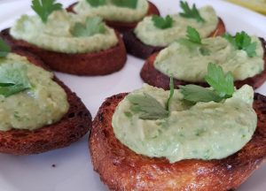 Crostini med bønnedip