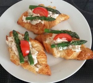 Croissant med hønsesalat og asparges