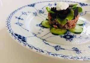 Laksetatar med grønt og rørt rygeostcreme