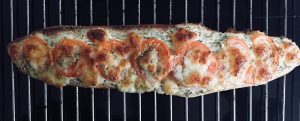 Ostebrød med tomat og hvidløg