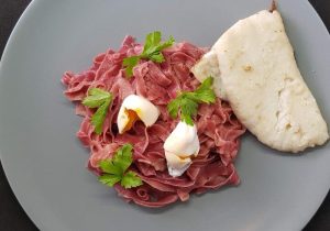 Rødbedepasta med stegt kulmule og pocherede vagtelæg