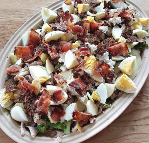 Salat med kylling og æg