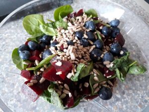 Salat med spinat og rødbeder