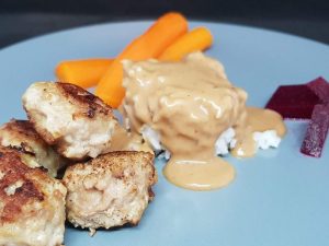 Frikadeller med ris, brun sovs, gulerødder og syltede rødbeder