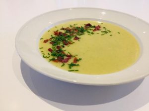 Kartoffel porresuppe med bacon