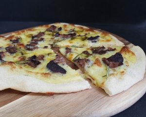 Svinekæbepizza med kartoffel og pesto