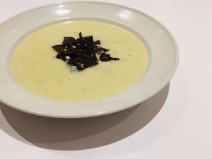 Cremet jordskokke suppe med rugbrødsknas
