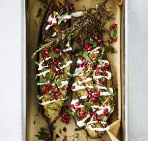 Bagt aubergine med granatæble, mynte og tahin-yoghurt