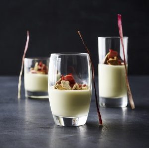 Chilibagt rabarber med hvid chokoladecreme, bagt chokolade og rabarberchips