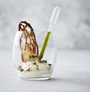 Creme af saltbagt knoldselleri med pistacie-dukah og persilleolie