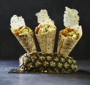 Karry-is med pistacie og ananas i karamel og mørk rom