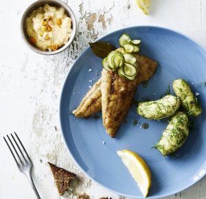 Rødspætte stegt i rugmel med havtorn-remoulade og spicy agurkesalat