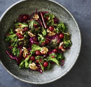 Salat med rød spidskål, ristet grønkål, syltede tranebær og valnødder