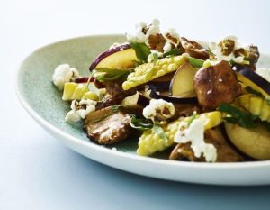 Sensommersalat med popcorn