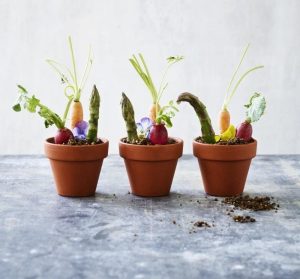 Urtepotte med grønt, friskostcreme med mynte og maltjord