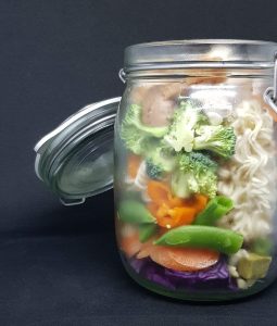 Hjemmelavet frokost cup noodles