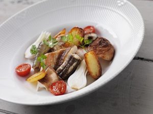 Frikassé af sandart, aborre og ål i sauvignon