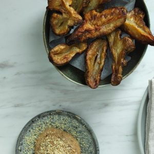Bagte jordskokker med æble- og hasselnøddedressing