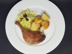 Ovnstegt andelår med kartofler
