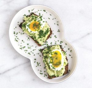 Ristet rugbrød med avocado, æg og purløg