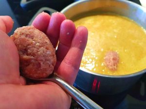 Se her hvordan du laver de perfekte boller i karry: Den bliver ikke bedre