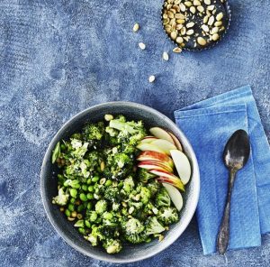 Broccolisalat med peanutbutterdressing