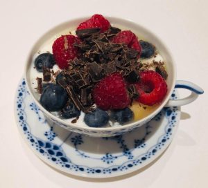 Dessert med skyr, bær og chokolade