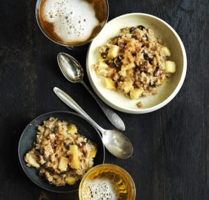 Havregrød med æbler, mandler og kanelsukker