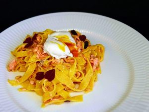 Hjemmelavet pasta med laks og pocheret æg