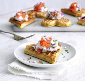 Vaffel-blinis med stenbiderrogn og rygeostsalat