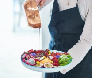 Frugtsalat med raw chokoladesauce