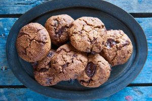 Cookies med peanutbutter og chokolade