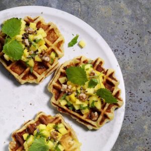 Klatkagevafler med mango-myntesalsa