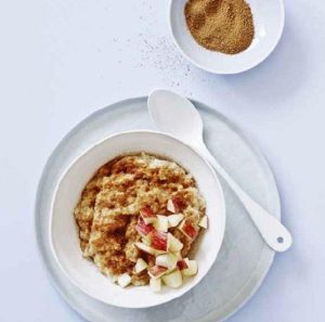 Glutenfri grød med æble og kanel