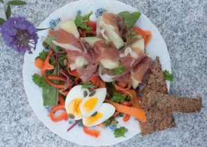 Salat med parmaskinke, æg og honningmelon