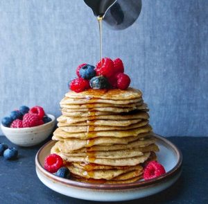 Veganske pandekager med kardemomme og sirup
