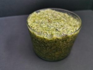 Grøn pesto med solsikkekerner