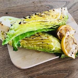 Grillet spidskål med citron og salt