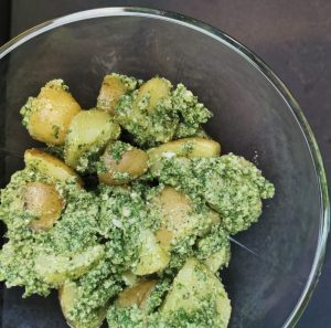 Grøn kartoffelsalat med pesto